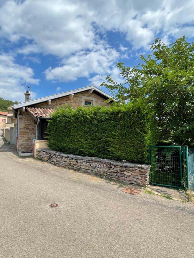 Maison Au Pied De La Roche Solutre-Pouilly Exterior photo